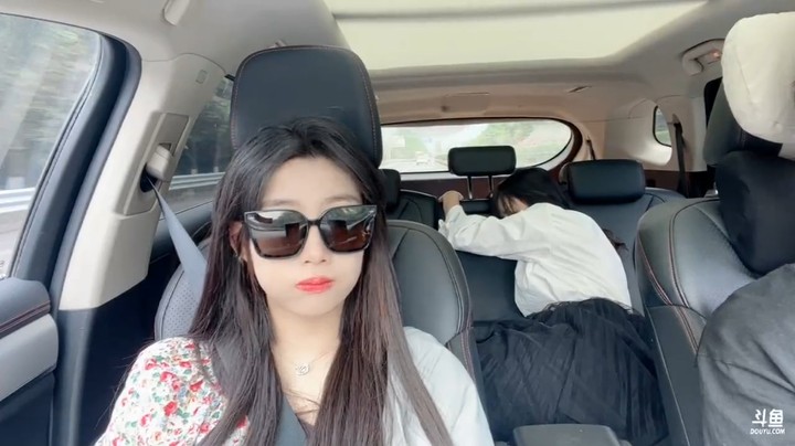 百百美女主播坐在757的车上要走了，后面小姐姐有意思