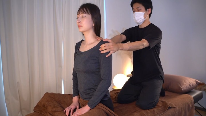 1_Sitting Thai massage to heal back pain of a beautiful lady｜腰痛を癒す座位のタイ古式マッサー_高清