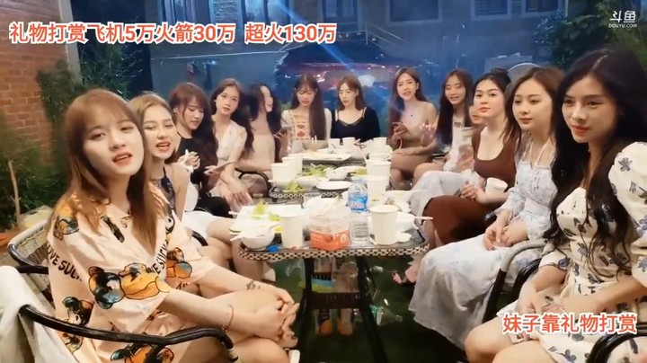 一群美女玩游戏好开心，果果人气高啊