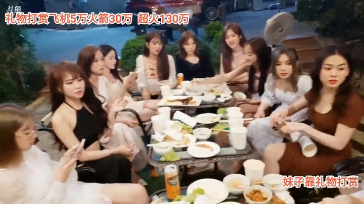 一群美女比赛吃菜叶子，小何大碗和可爱多还是厉害