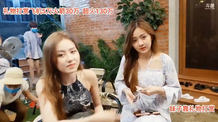 美女大海和小赖玩游戏真好看，两个人都漂亮