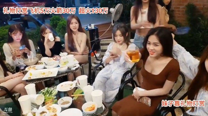 一群美女吃美食玩游戏，美女艾琳太难了，输给了慧琳