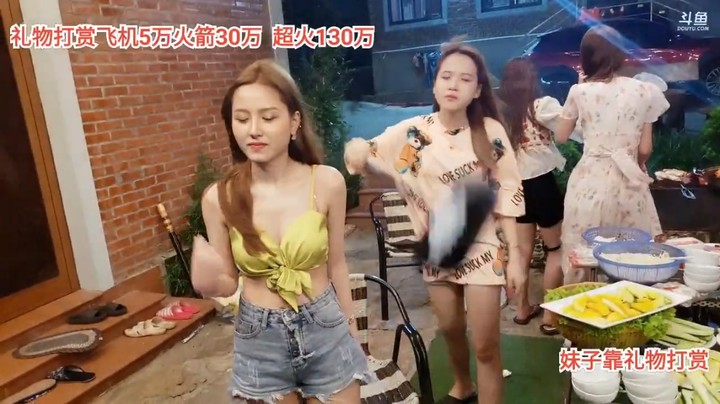 面条和美女大海玩游戏，大海真可爱啊
