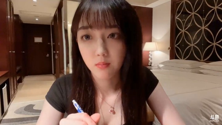 美女兔兔在房间里吃美食，大家说小王哥呢