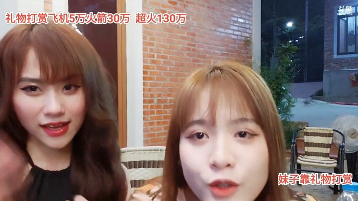 美女文轩和可爱多直播很搞笑，两个人都很会聊天啊