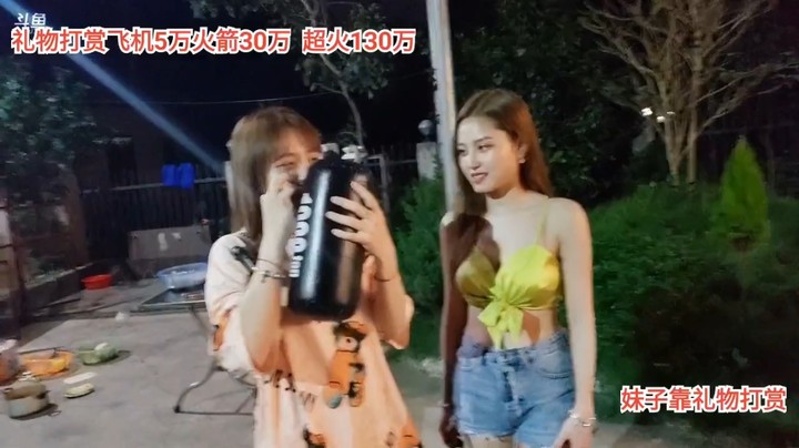 美女大海吹不动气球，可爱多帮忙吹了