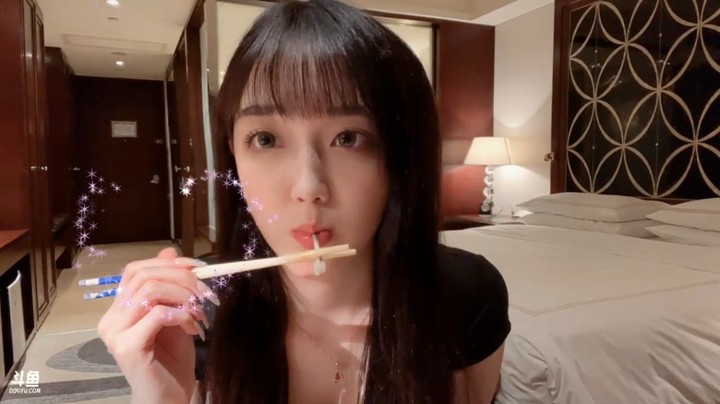 美女兔兔在酒店房间吃美食真是快乐啊