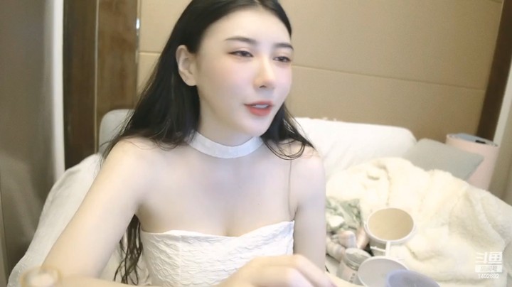 美女小姐姐在家直播真好看，好白啊