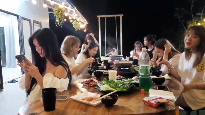 美女吃火锅一个小时候还在吃的是真能吃，美女倾月好漂亮
