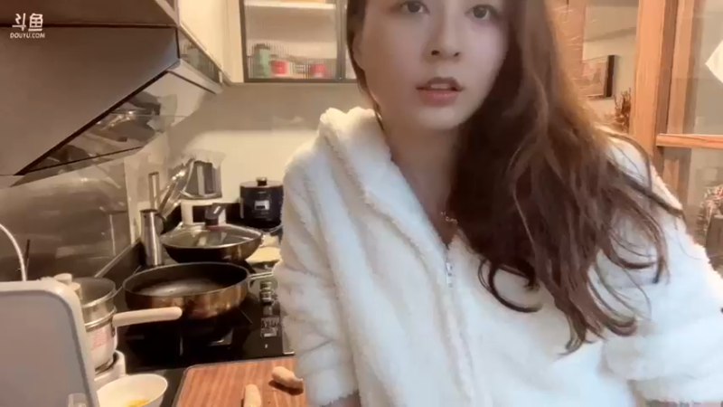 【2022-04-25 19点场】传情小小：手机播，我熬夜人没了