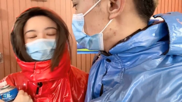 博哥在缆车上开始秀恩爱，别人都低头了