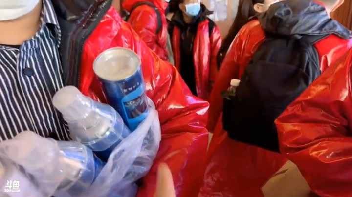 博哥看到别人抱着几个氧气瓶，很好奇啊