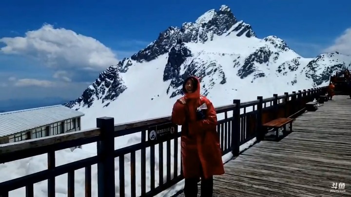 博哥和美女在玉龙雪山拍照看风景