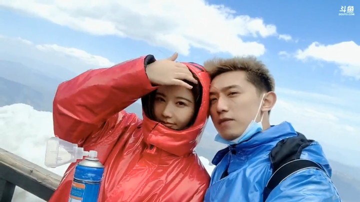 博哥和美女李娜在玉龙雪山上合影