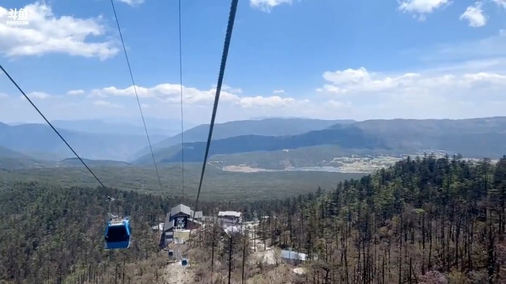 博哥和美女坐缆车去玉龙雪山，风景不错啊