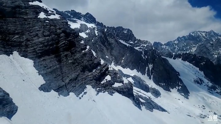 博哥和美女在缆车上看玉龙雪山美景