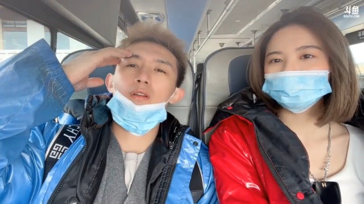 博哥和美女坐大巴去玉龙雪山，在车上就吸氧