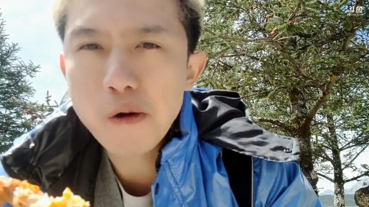 博哥带着美女下车准备去玉龙雪山