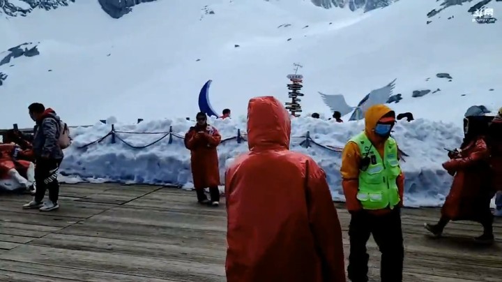 博哥和美女在玉龙雪山拍照