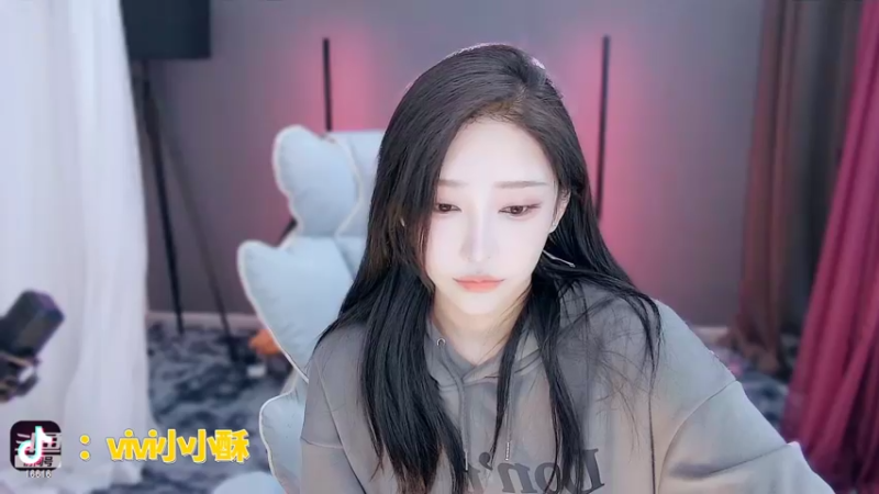 【2022-04-25 22点场】VIVI小小酥：今天在公司正常直播啦！