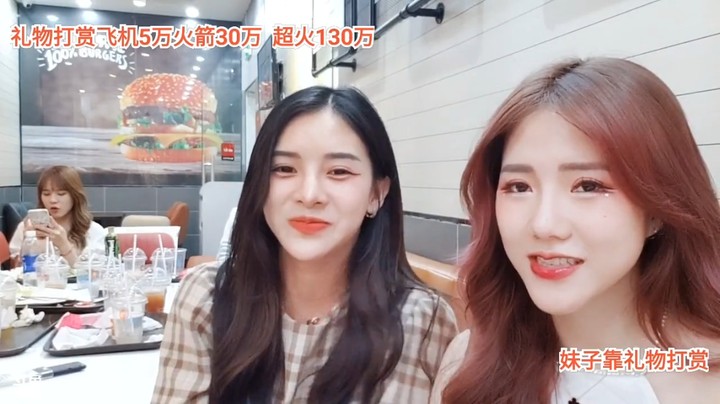 美女倾月笑起来好看，空姐帮忙拉票