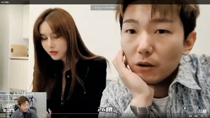小王哥看自己和美女的视频很搞笑