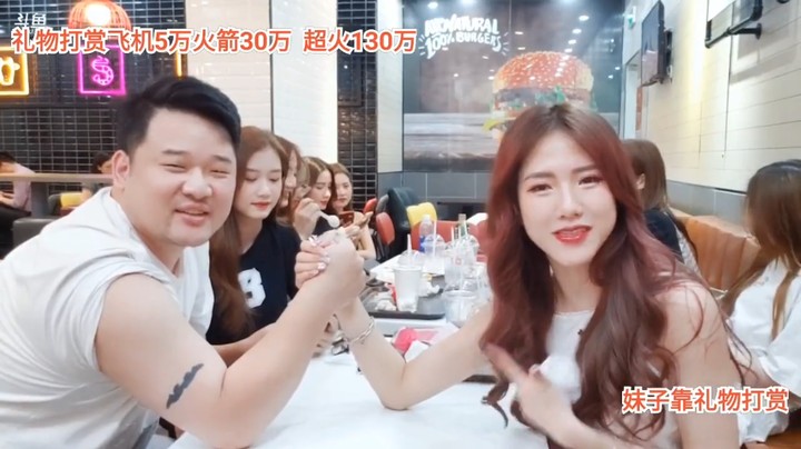 面条和美女一起掰手腕，真是厉害啊