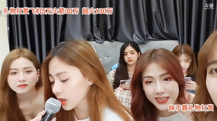 美女小赖唱歌很好听啊