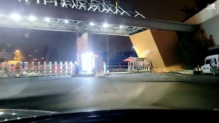 小王哥开着法拉利准备回去了，结果走错路了