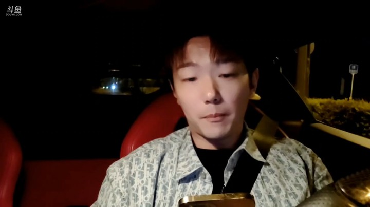小王哥开法拉利中途停车准备找美女