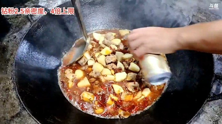 浩哥做啤酒土豆炖排骨，思域大哥帮忙烧火