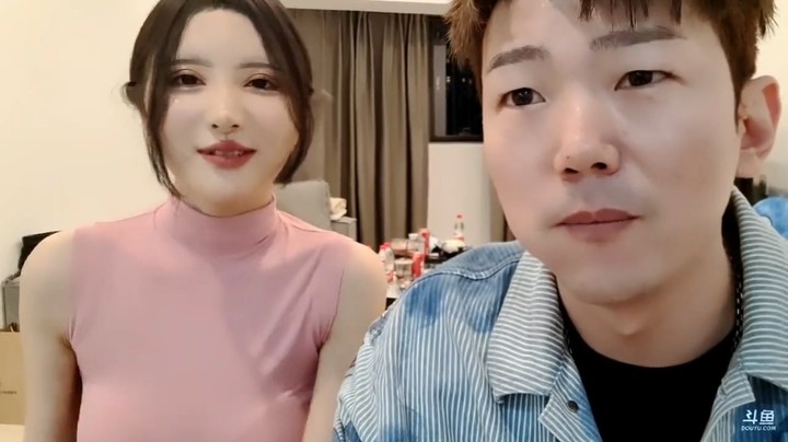 小王哥和美女直播聊天，美女很放得开啊