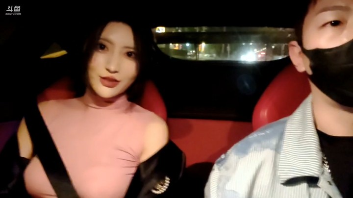 小王哥开法拉利带着美女去玩，美女颜值很好看啊