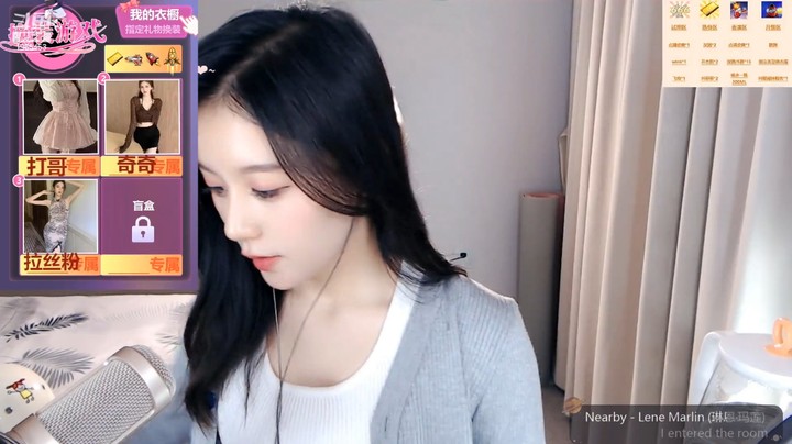 美女大琳健身后马上吃草莓水果，及时补充啊
