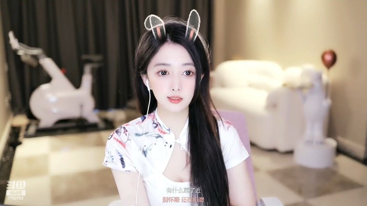 是小圈圈美女小姐姐今天这衣服真好看，有古装特色啊