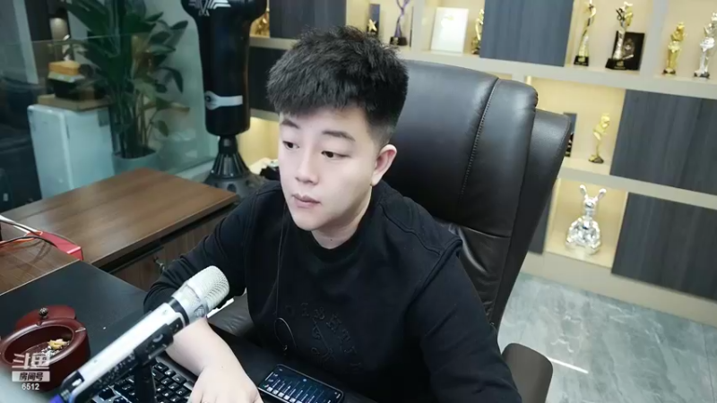 【2022-04-29 20点场】雨神丶：玩传奇还是选择6512！~