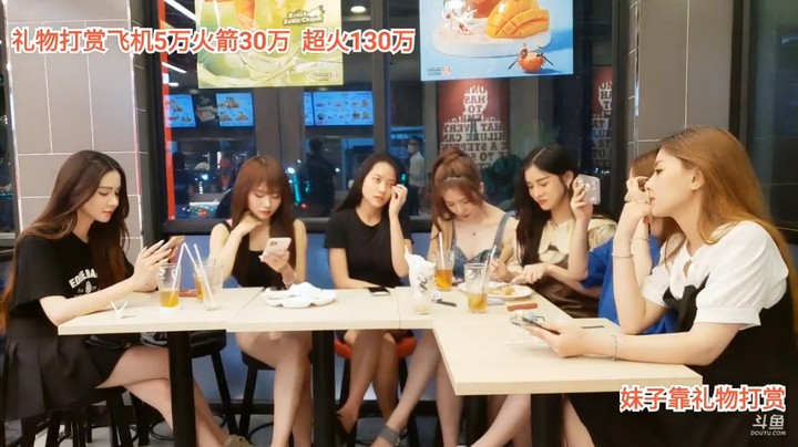 美女大海直播聊天，左右第一个小心和小赖侧面都好看