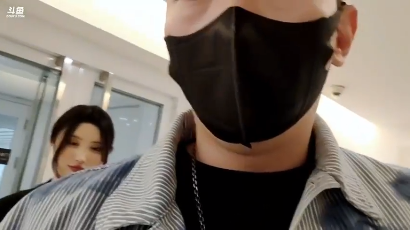 小王哥带着美女回家直播，美女真好看啊