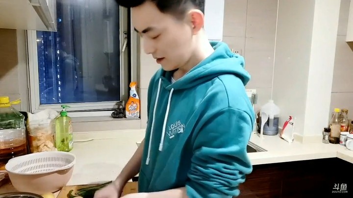 美女教志勋做菜，志勋不懂要洗肉，不会做菜