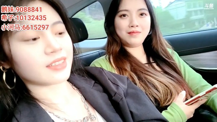 浩哥让美女在车上直播聊天，结果尴尬了