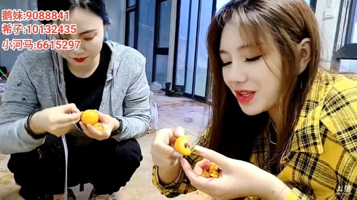 浩哥看美女吃枇杷，美女鹅妹真能说啊