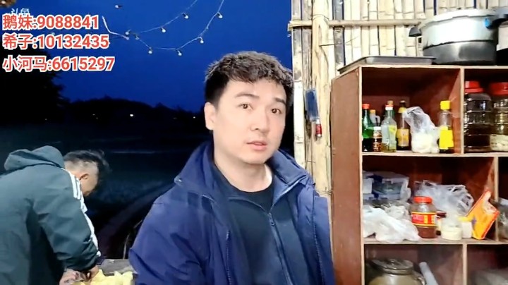 美女要给大哥喝奶茶，大哥都害羞了，整不会了