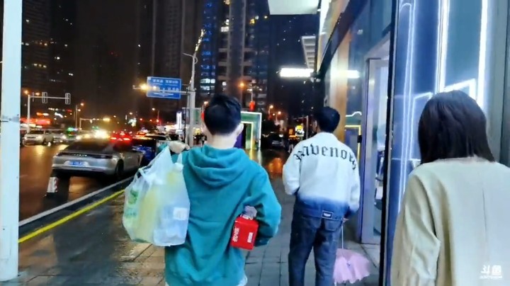 志勋购物从超市到家里就几步路，都不用坐车