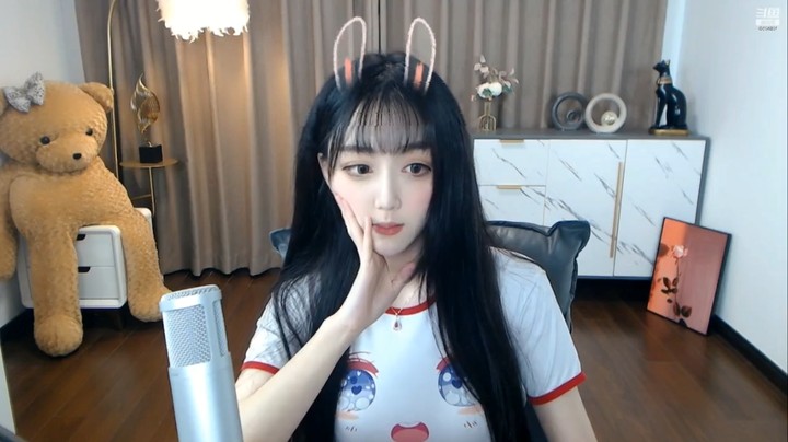 美女兔兔真可爱，开始发呆了啊