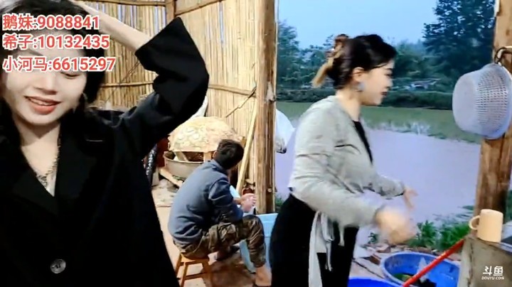 浩哥给美女找衣服，怕美女感冒找他麻烦