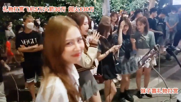 美女首次街边唱歌，大海真是气氛组啊