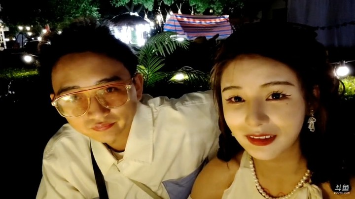 国民大舅哥和美女在武汉吃饭，大舅哥有心事啊