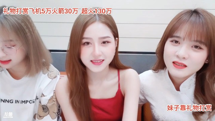 美女大海能说会道，可爱多在傻笑