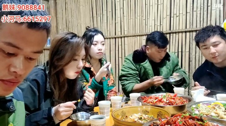 五一劳动节浩哥和美女大哥一起吃小龙虾大餐啊