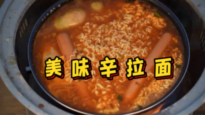 用冰箱剩余食物煮泡面，放入萝卜泡菜、鸡蛋、香肠，香味浓郁诱人！